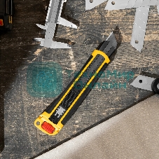 Нож Denzel 25 мм, сменное лезвие, SK4, корпус из ABS + TPR, торцевой зажим