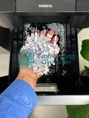 Шредер Heleos АП37-4 черный/серебристый с автоподачей (секр.P-4) фрагменты 220лист. 37лтр. скрепки скобы пл.карты