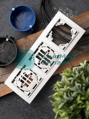 Рамка 3-местная Минск горизонтальная белая EKF Basic